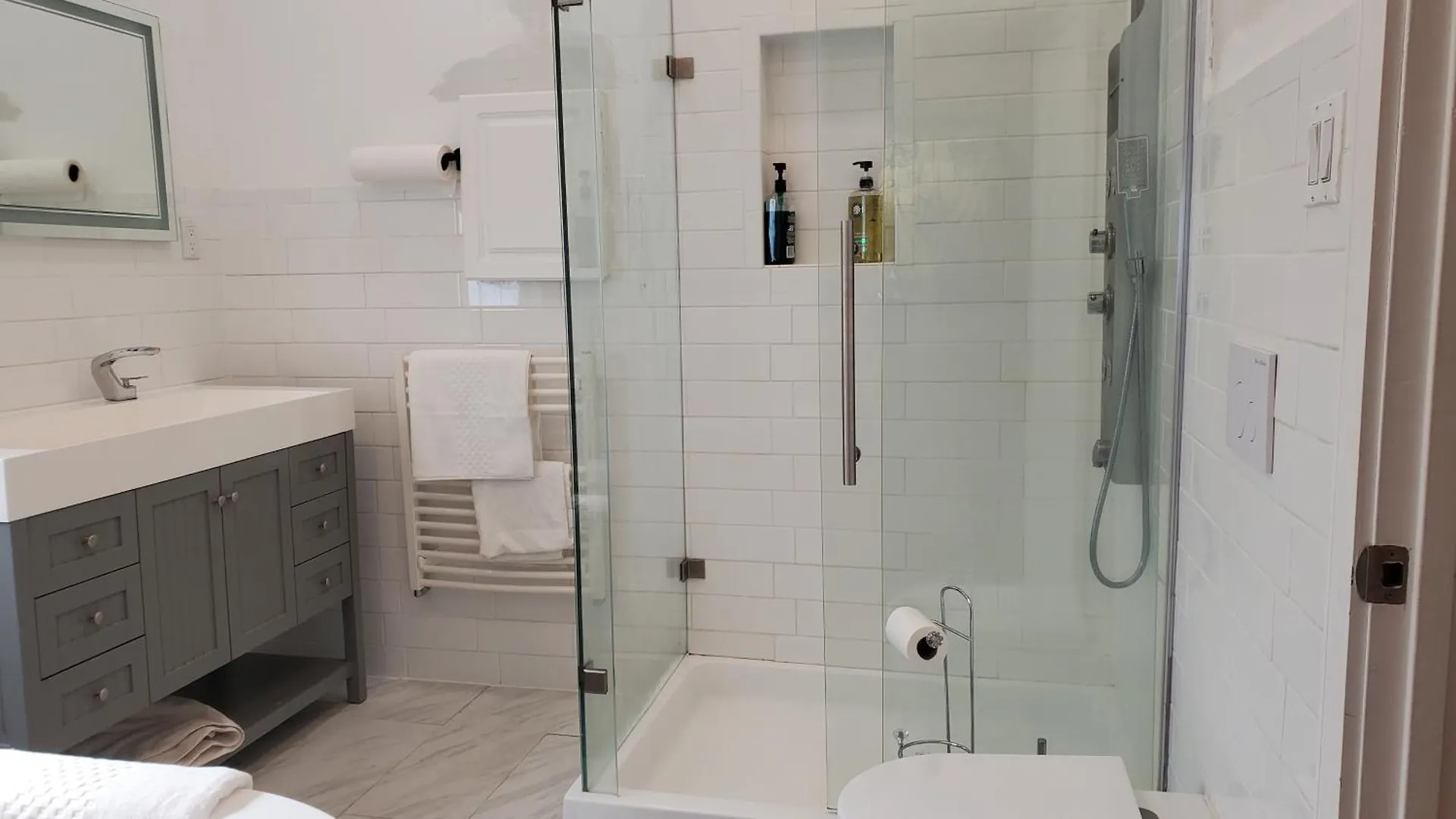 Gorgeous Victorian House!! Entire Suite In Sam'S Home New York